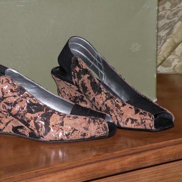 NEW DEZARIO Brown Cork Pattern Wedges sz 6 - Picture 2 of 2